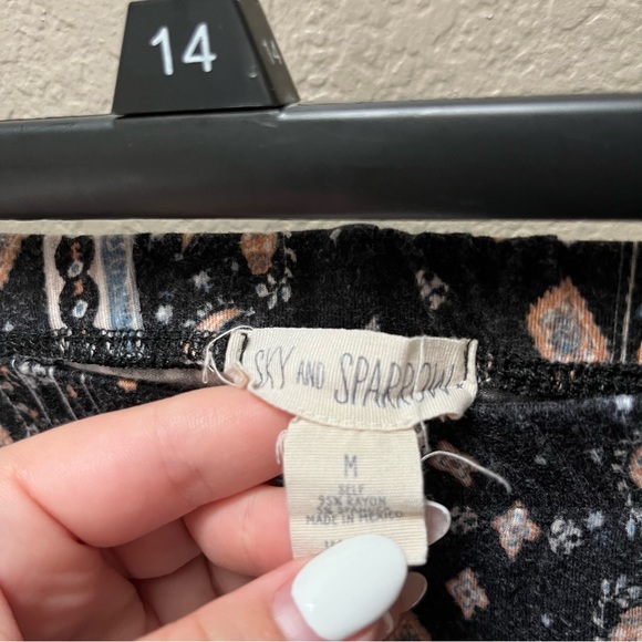 Sky And Sparrow Flowy Leggings - Picture 2 of 3